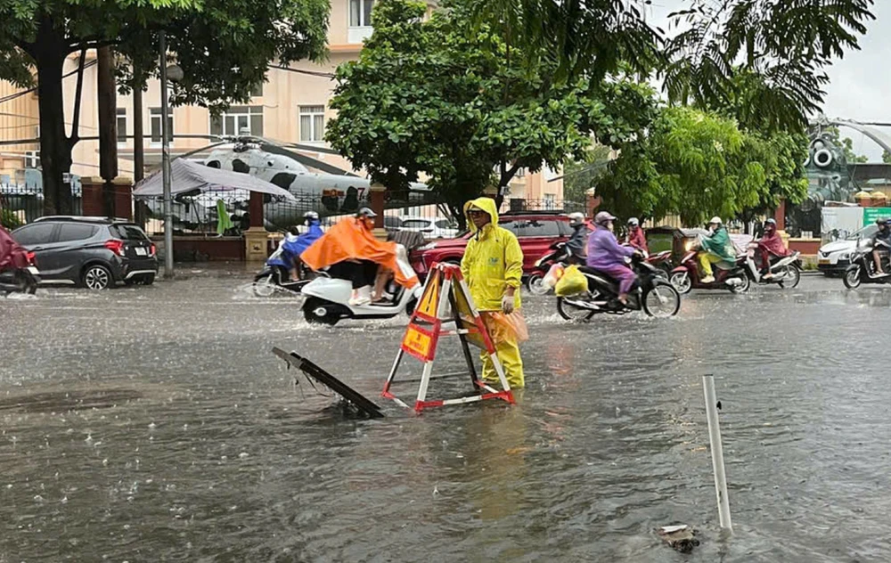 Mưa lớn suốt đêm, nhiều tuyến phố Hà Nội ngập sâu - Ảnh 21.
