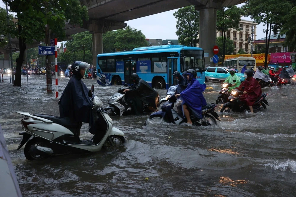 Mưa lớn suốt đêm khiến nhiều tuyến phố Hà Nội ngập sâu - Ảnh 2.