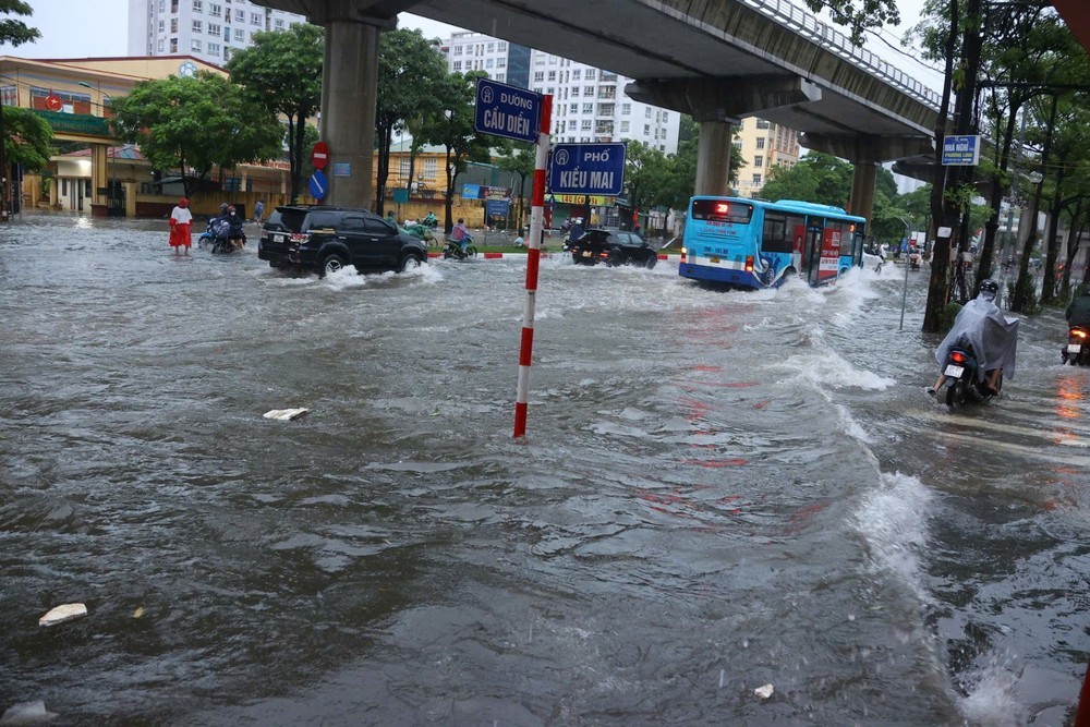 Mưa lớn suốt đêm, nhiều tuyến phố Hà Nội ngập sâu - Ảnh 6.