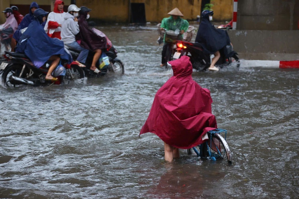 Mưa lớn suốt đêm, nhiều tuyến phố Hà Nội ngập sâu - Ảnh 7.