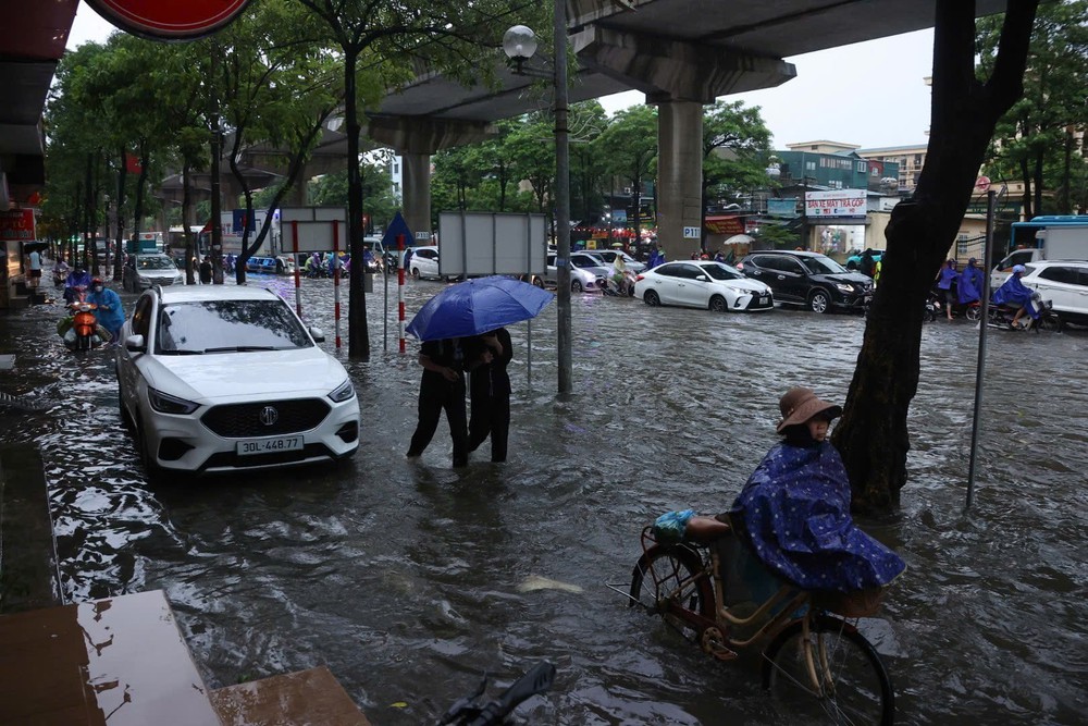 Mưa lớn suốt đêm, nhiều tuyến phố Hà Nội ngập sâu - Ảnh 5.