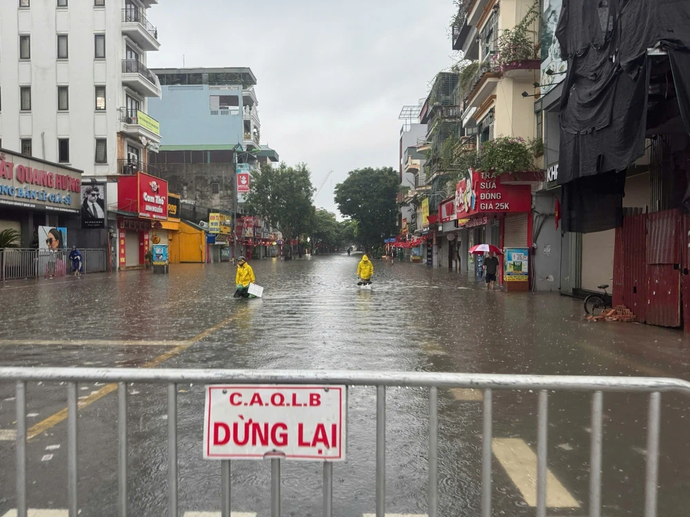 Mưa lớn suốt đêm, nhiều tuyến phố Hà Nội ngập sâu - Ảnh 9.