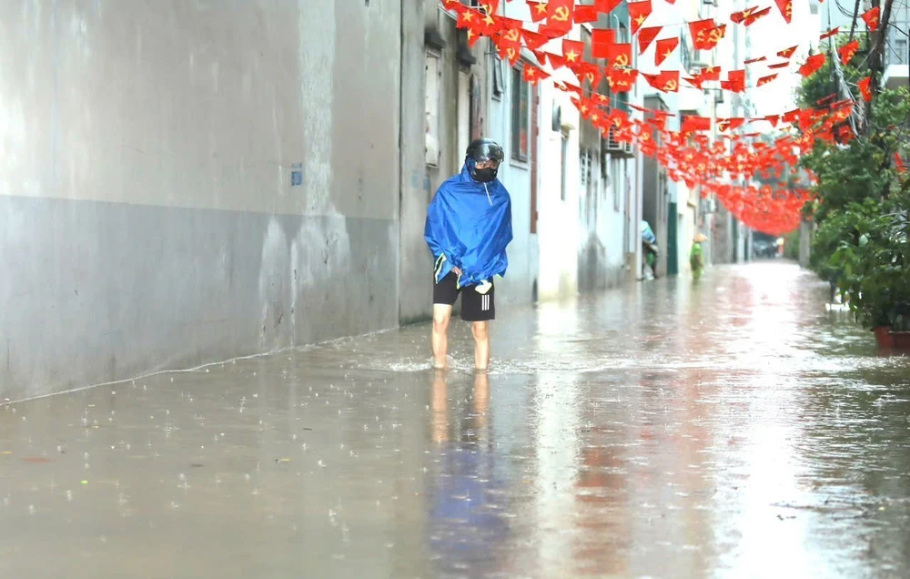 Mưa lớn suốt đêm, nhiều tuyến phố Hà Nội ngập sâu - Ảnh 10.