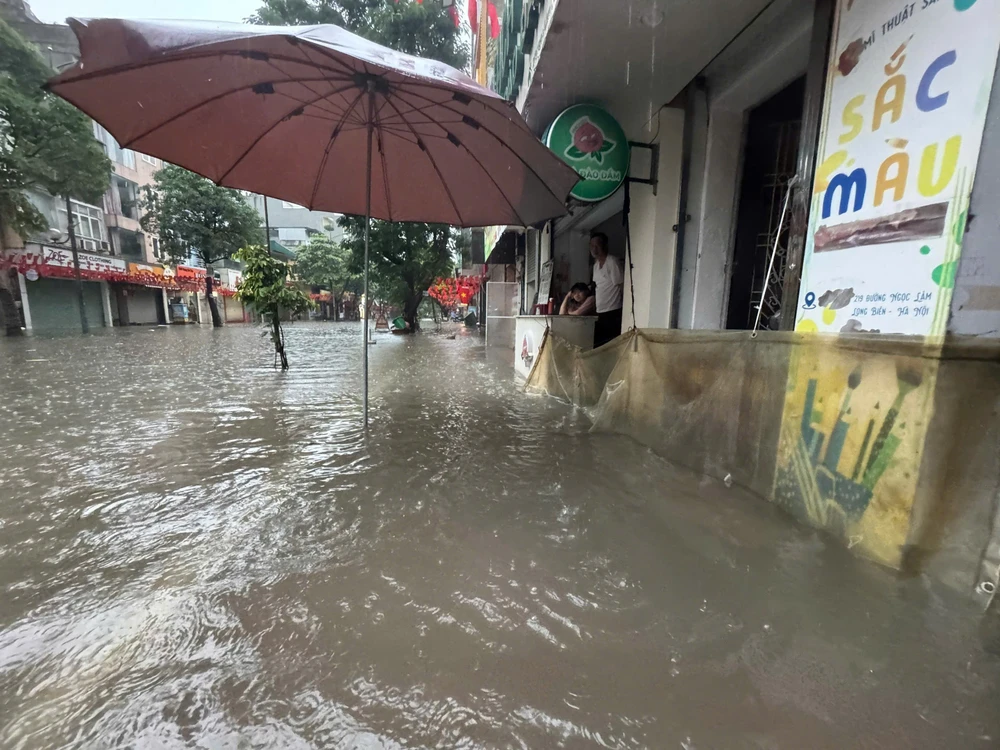 Mưa lớn suốt đêm, nhiều tuyến phố Hà Nội ngập sâu - Ảnh 11.
