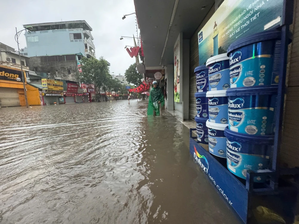 Mưa lớn suốt đêm, nhiều tuyến phố Hà Nội ngập sâu - Ảnh 12.