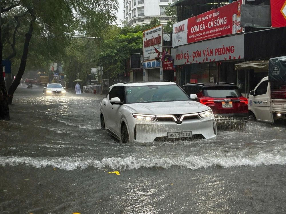 Mưa lớn suốt đêm, nhiều tuyến phố Hà Nội ngập sâu - Ảnh 15.