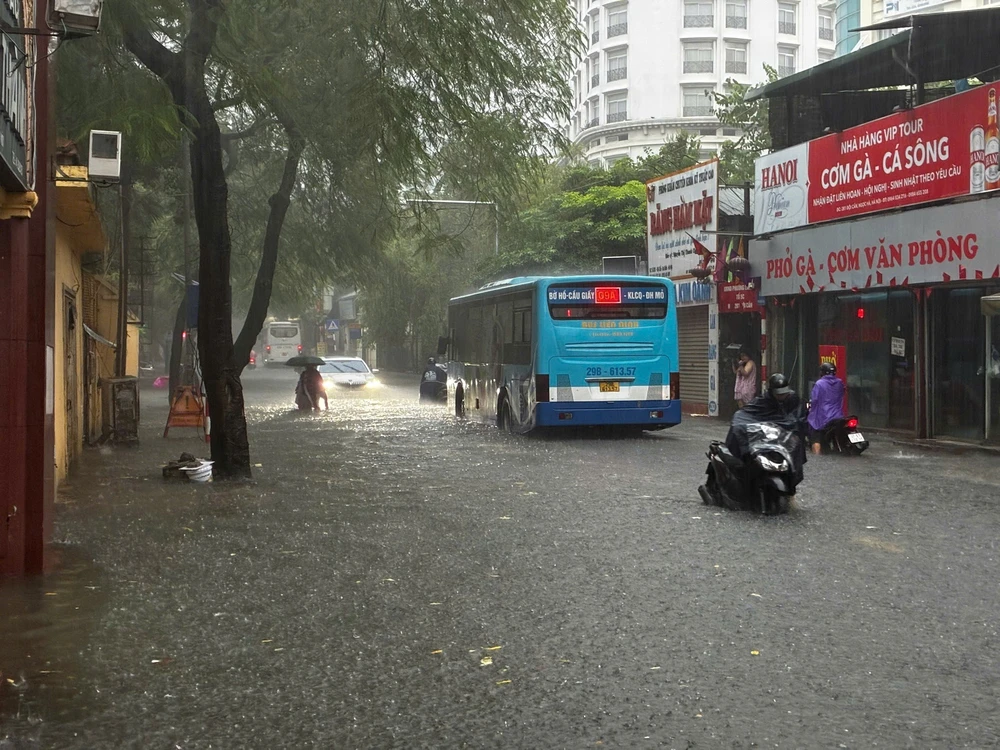 Mưa lớn suốt đêm, nhiều tuyến phố Hà Nội ngập sâu - Ảnh 19.