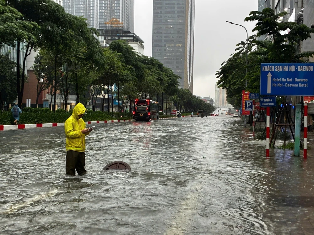 Mưa lớn suốt đêm, nhiều tuyến phố Hà Nội ngập sâu - Ảnh 26.