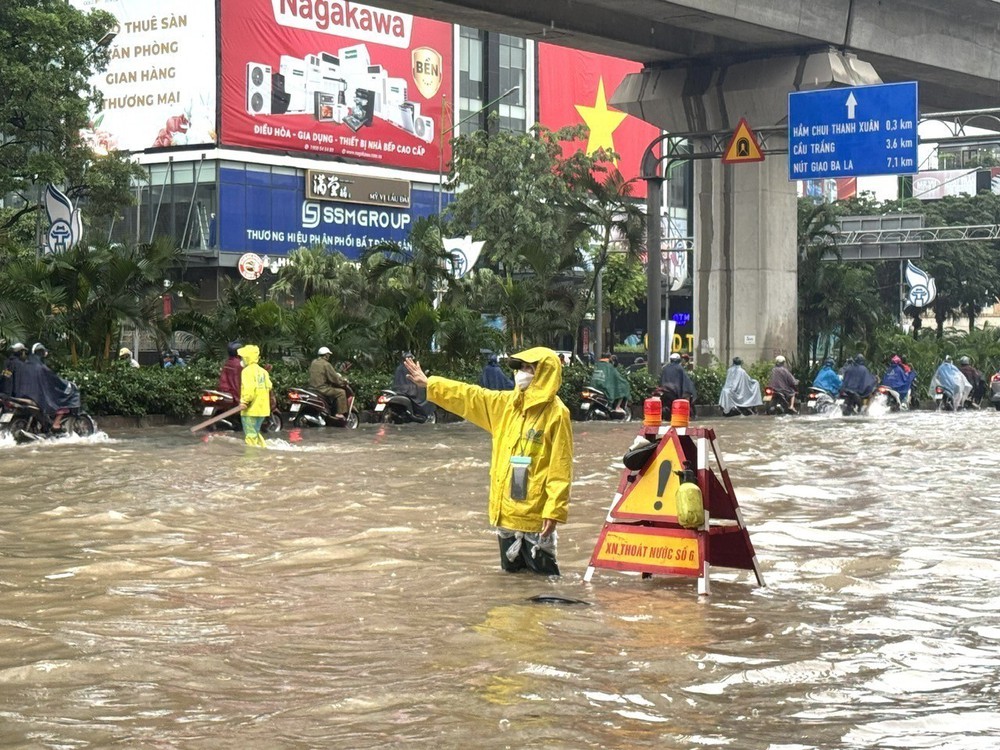 Hà Nội kích hoạt các phương án ứng phó, tập trung tiêu úng tại 90 vị trí ngập nước - Ảnh 3.