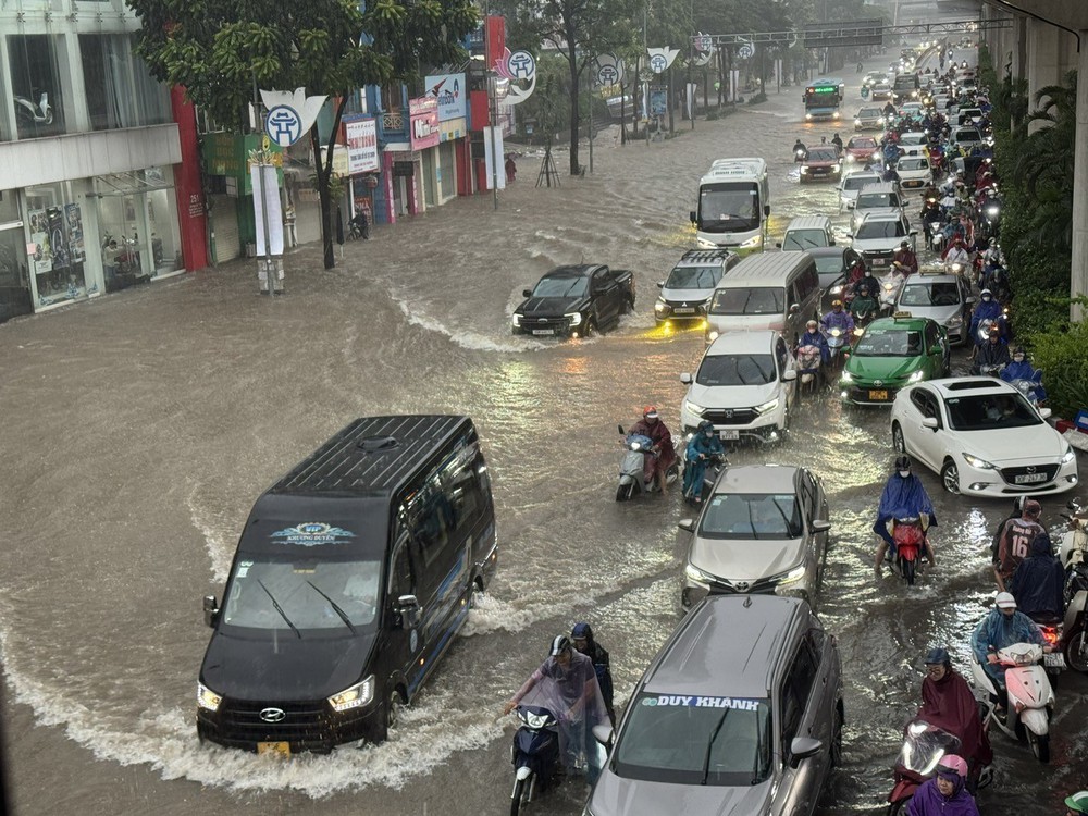Hà Nội kích hoạt các phương án ứng phó, tập trung tiêu úng tại 90 vị trí ngập nước - Ảnh 2.