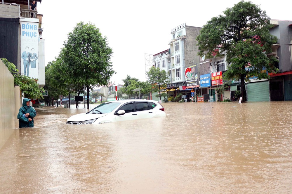 Mưa lũ nhấn chìm các tuyến đường và khu dân cư tại Thái Nguyên - Ảnh 2.