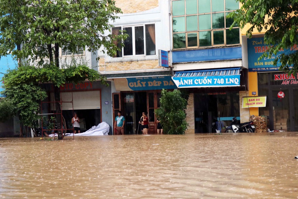 Mưa lũ nhấn chìm các tuyến đường và khu dân cư tại Thái Nguyên - Ảnh 6.