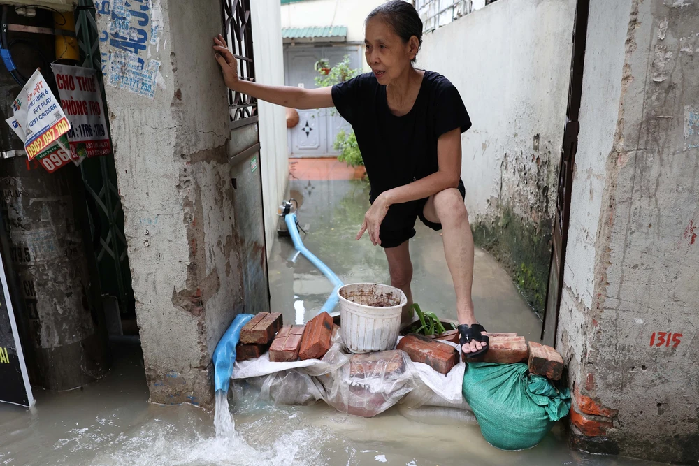 Người dân Hà Nội vất vả mưu sinh trong cảnh ngập lụt - Ảnh 6.