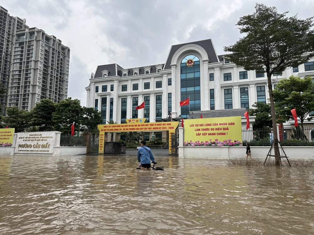 Nhiều tuyến đường tại Hà Nội vẫn ngập sâu - Ảnh 1.