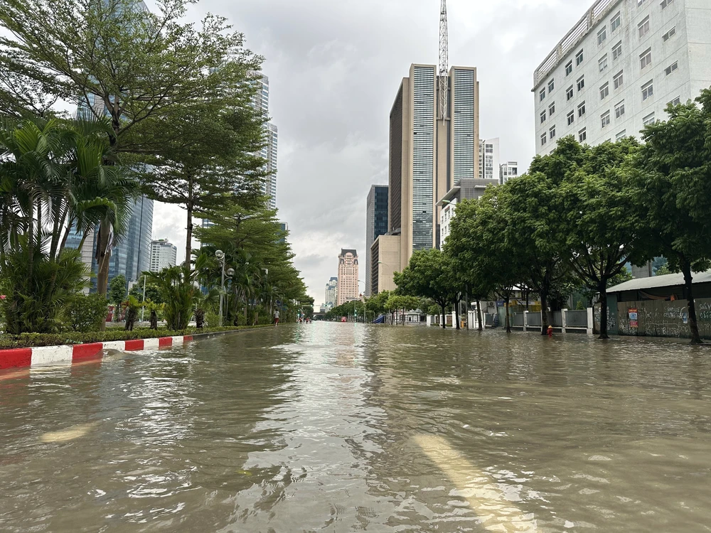 Nhiều tuyến đường tại Hà Nội vẫn ngập sâu - Ảnh 5.
