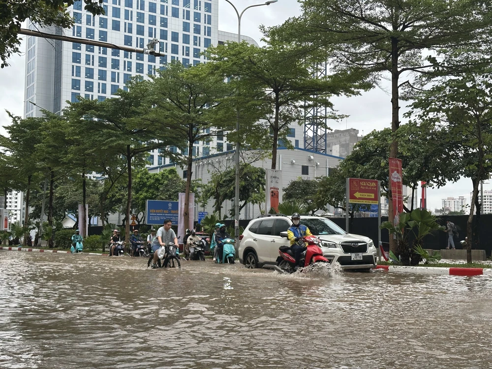 Nhiều tuyến đường tại Hà Nội vẫn ngập sâu - Ảnh 2.