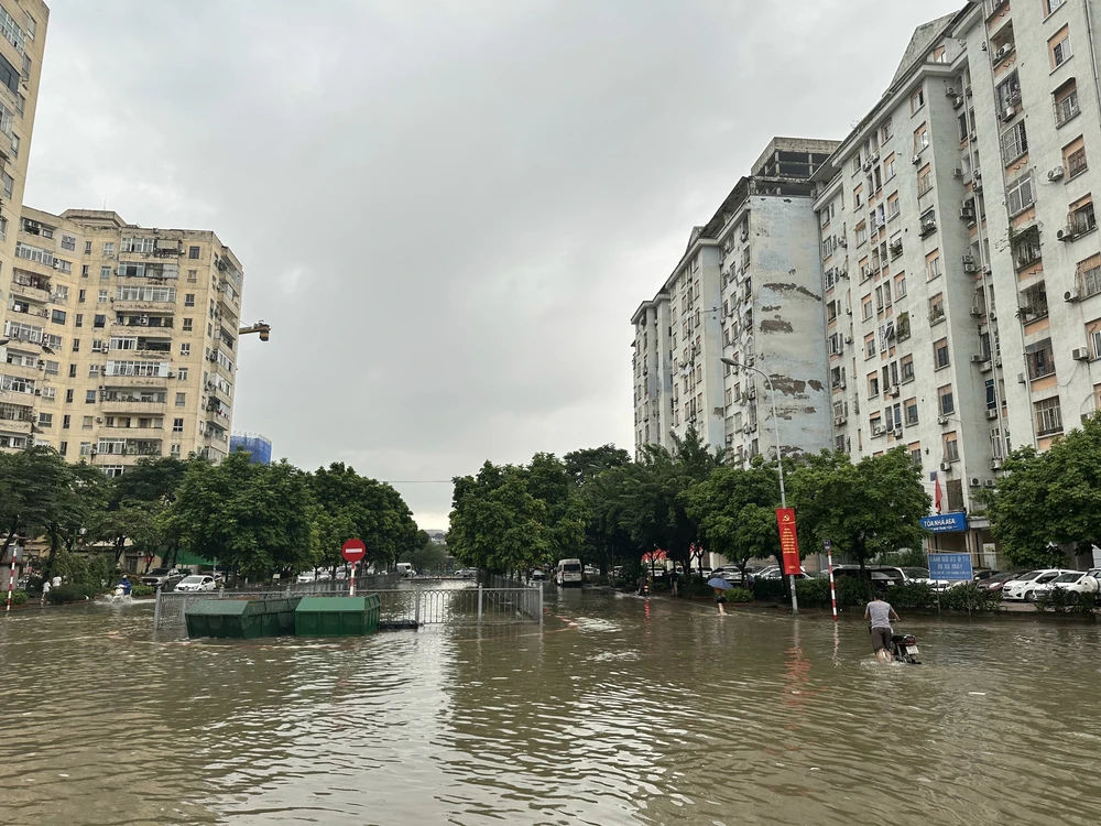 Nhiều tuyến đường tại Hà Nội vẫn ngập sâu - Ảnh 6.