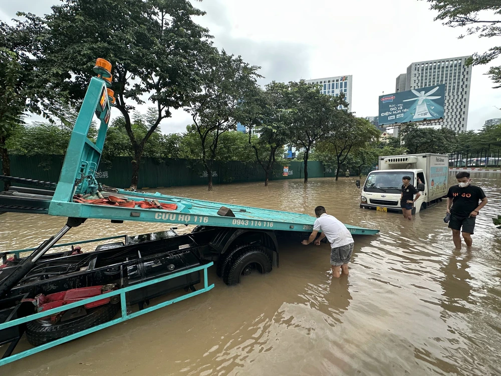 Nhiều tuyến đường tại Hà Nội vẫn ngập sâu - Ảnh 8.