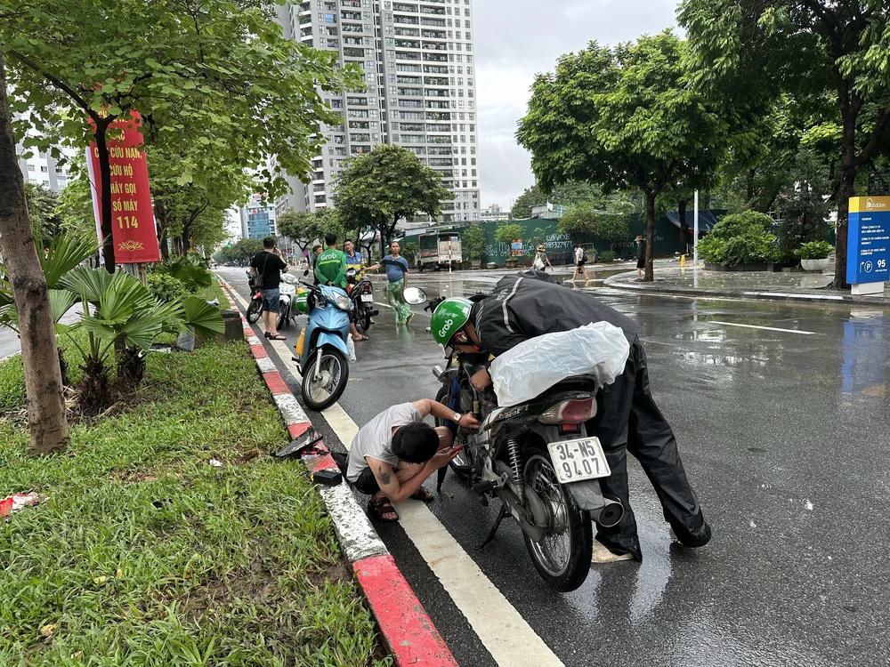 Nhiều tuyến đường tại Hà Nội vẫn ngập sâu - Ảnh 7.