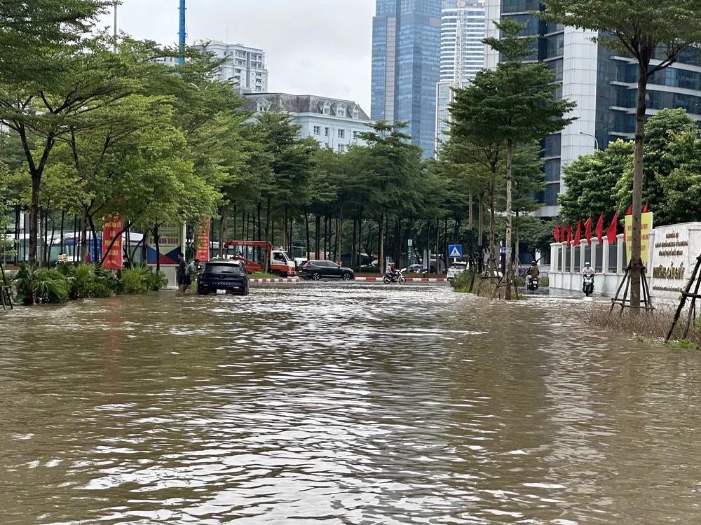 Nhiều tuyến đường tại Hà Nội vẫn ngập sâu - Ảnh 3.