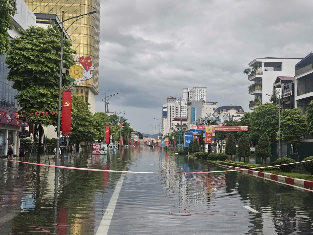 Nhiều tuyến phố trung tâm tỉnh Thái Nguyên vẫn ngập sâu trong nước - Ảnh 4.