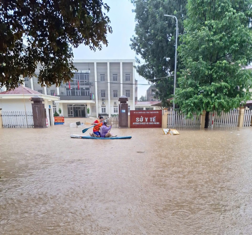 Hoàn lưu bão số 11 gây thiệt hại nặng, các địa phương khẩn trương ứng phó khắc phục - Ảnh 1.