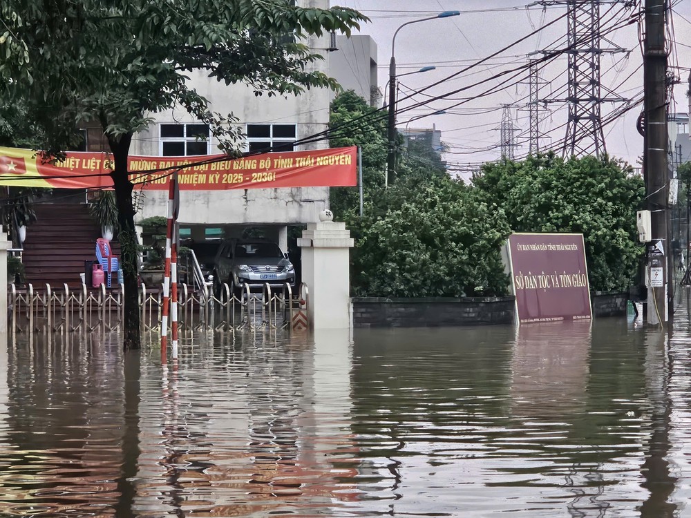 Sáng 8/10, trung tâm tỉnh Thái Nguyên vẫn chìm trong biển nước - Ảnh 2.