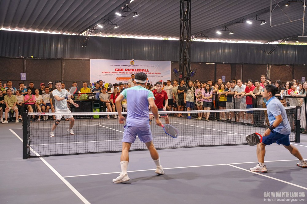 Cảnh báo tình trạng cán bộ, viên chức nghỉ làm đi chơi pickleball - Ảnh 1.