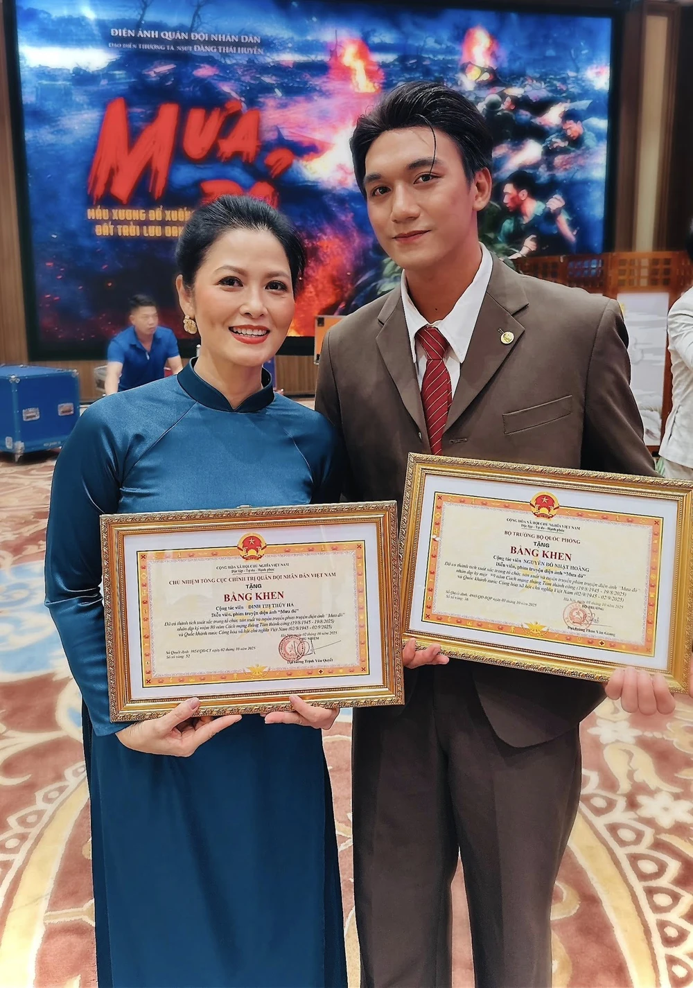 Dàn diễn viên 'Mưa đỏ' vỡ òa cảm xúc khi nhận bằng khen từ Bộ Quốc phòng - Ảnh 2.