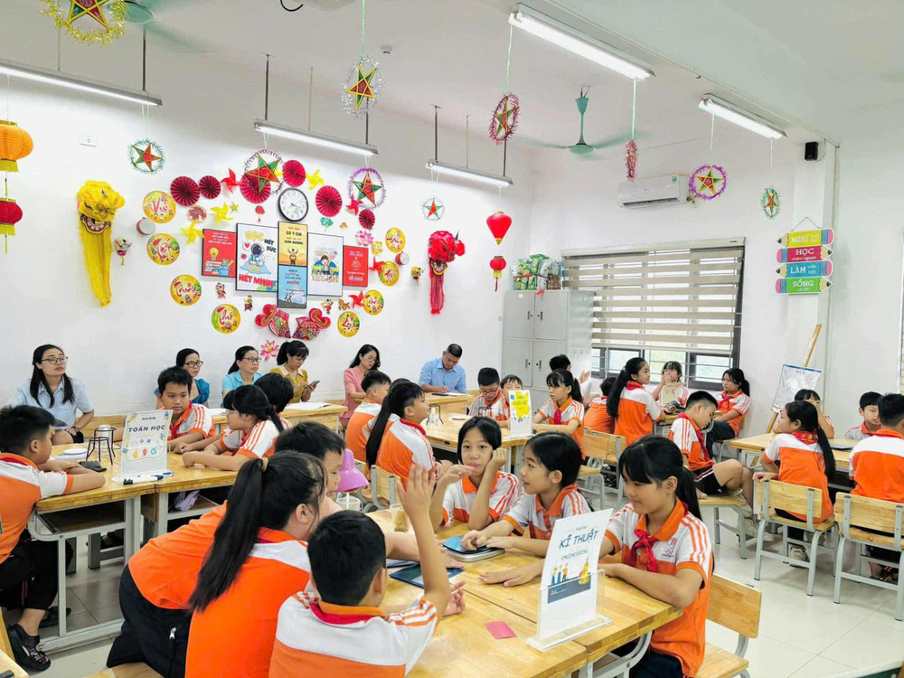Hà Nội: Mưa giảm, nhiều trường đón học sinh trở lại - Ảnh 1.