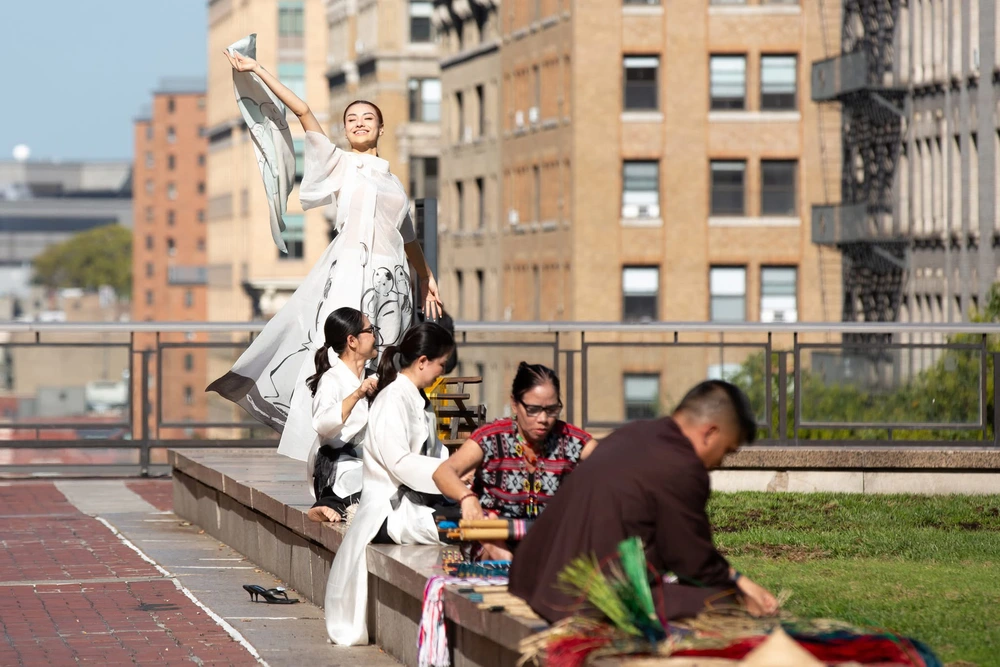 Di sản Việt 'Tự tìm người đồng điệu' giữa lòng New York qua Áo Dài - Ảnh 8.