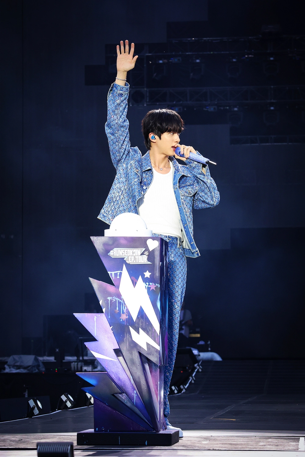 Jin BTS: Hành trình solo lẫy lừng và kỷ lục châu Âu làm nên lịch sử - Ảnh 3.