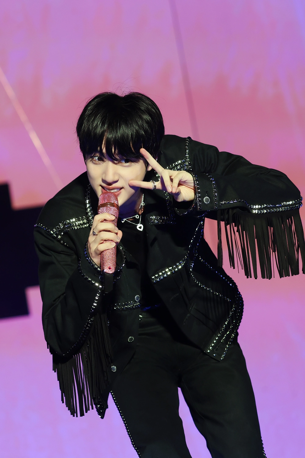 Jin BTS: Hành trình solo lẫy lừng và kỷ lục châu Âu làm nên lịch sử - Ảnh 1.