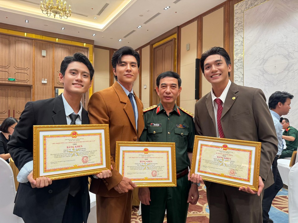 Dàn diễn viên 'Mưa đỏ' vỡ òa cảm xúc khi nhận bằng khen từ Bộ Quốc phòng - Ảnh 10.