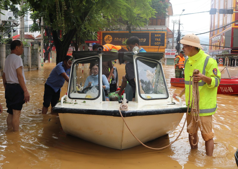 Cao Bằng trắng đêm chống lũ - Ảnh 4.