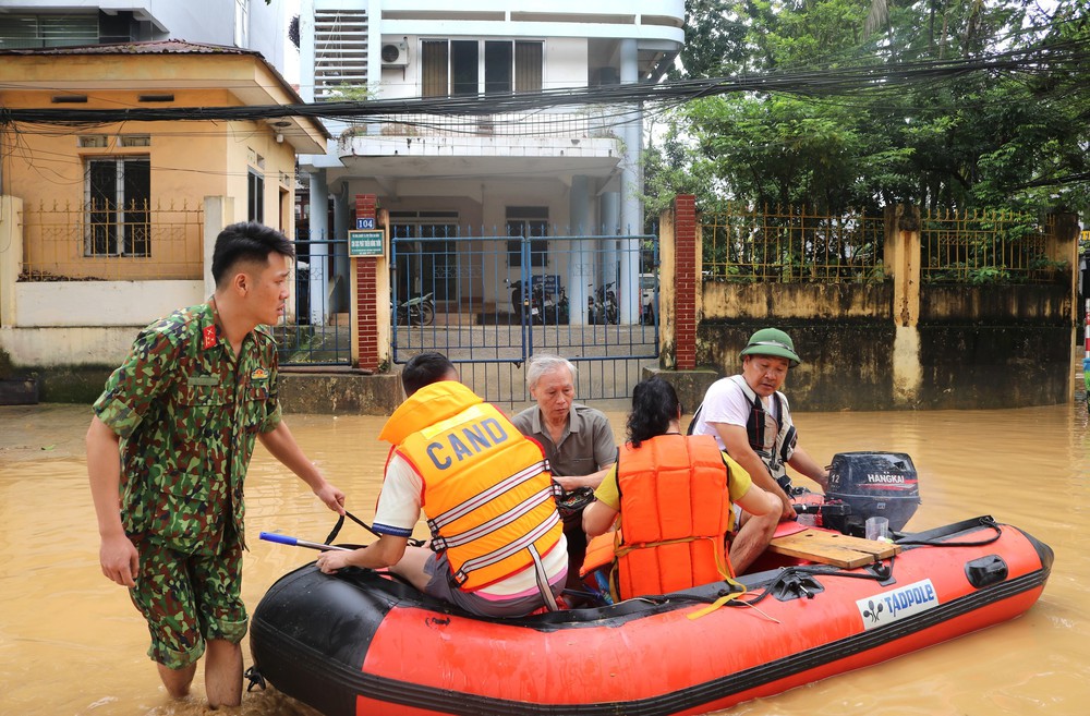 Cao Bằng trắng đêm chống lũ - Ảnh 5.