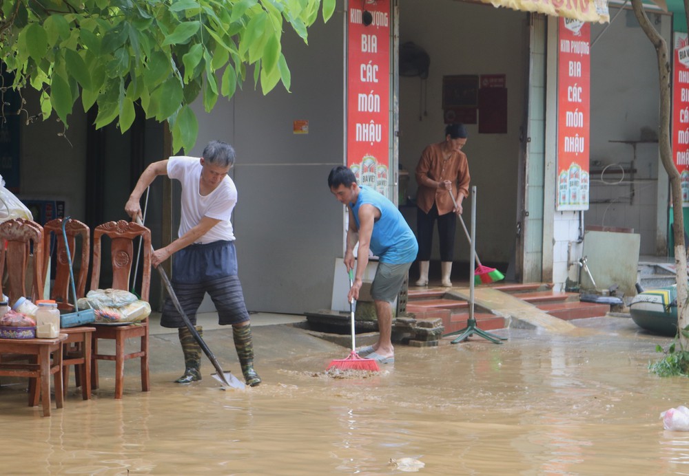 Cao Bằng trắng đêm chống lũ - Ảnh 2.