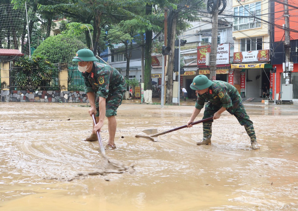 Cao Bằng trắng đêm chống lũ - Ảnh 1.
