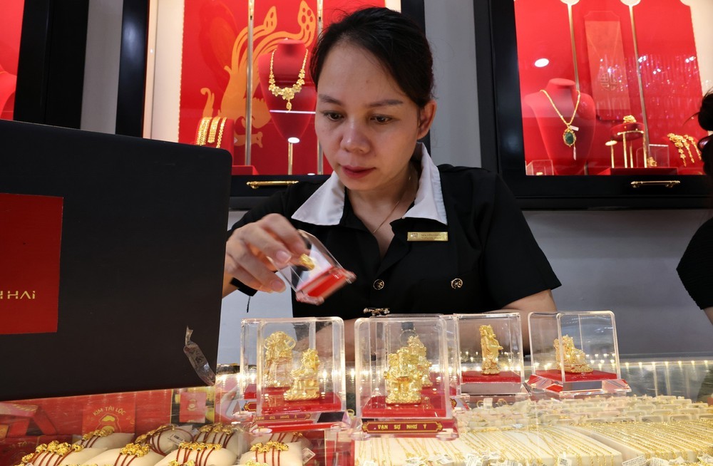 Giá vàng miếng sáng 8/10 niêm yết 141,4 triệu đồng/lượng - Ảnh 1.