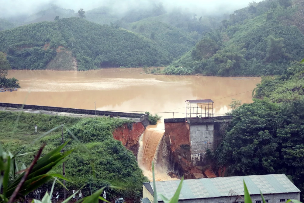 Mưa lớn sau bão số 11 làm thiệt hại gần 22.600 ha cây trồng, gần 17.000 nhà bị ngập - Ảnh 1.