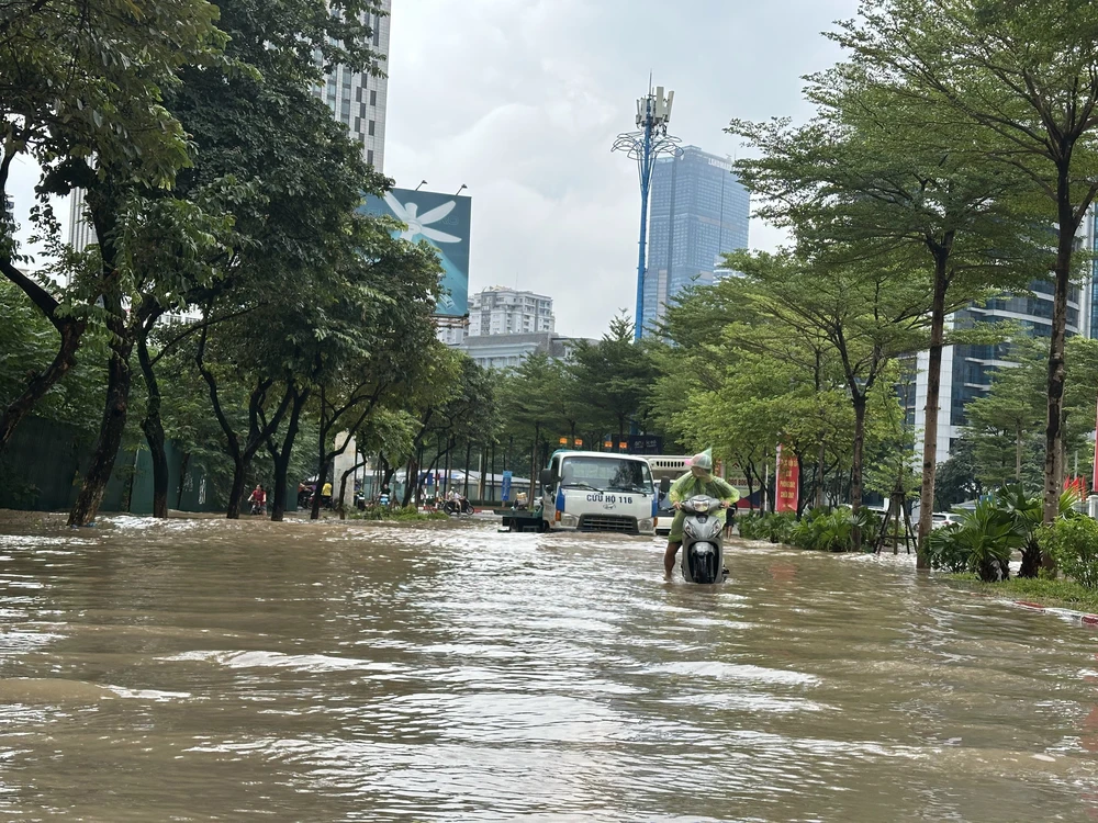 Hà Nội vẫn còn nhiều điểm ngập sâu, giao thông khó khăn - Ảnh 1.