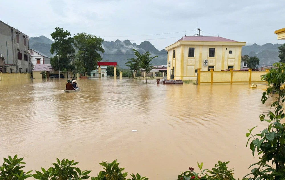 Mưa lớn sau bão số 11 làm thiệt hại gần 22.600 ha cây trồng, gần 17.000 nhà bị ngập - Ảnh 3.