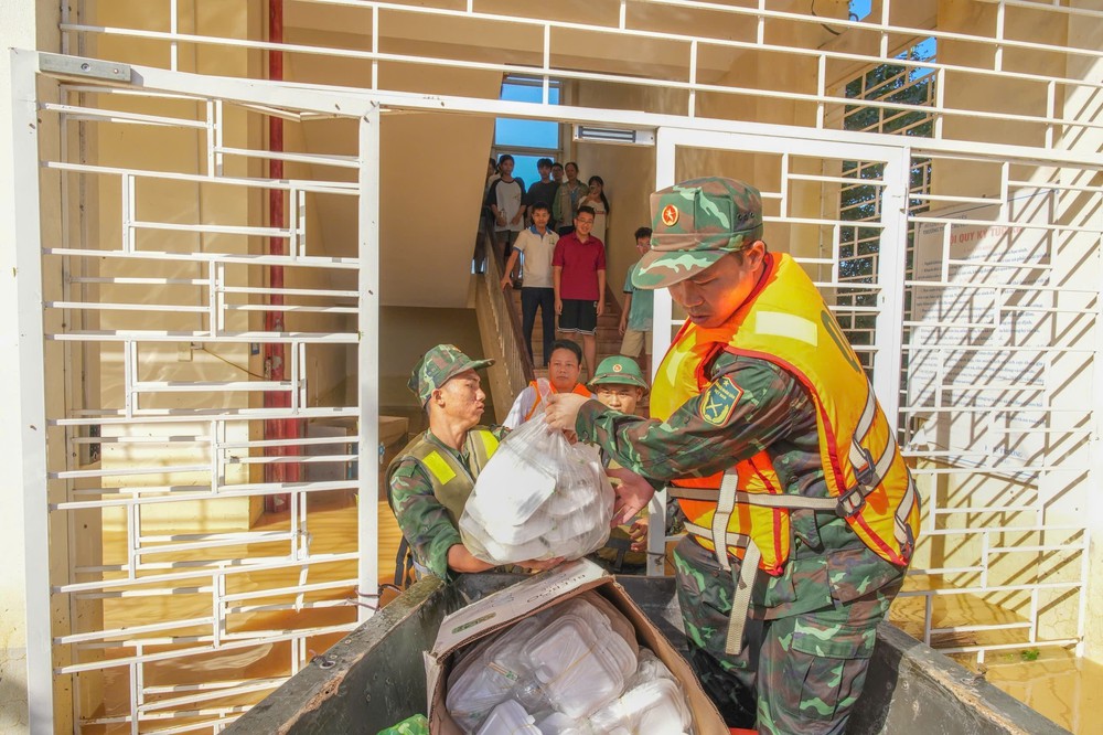 Hướng dẫn người dân sử dụng thực phẩm an toàn, phòng chống ngộ độc trong bão, lụt - Ảnh 1.