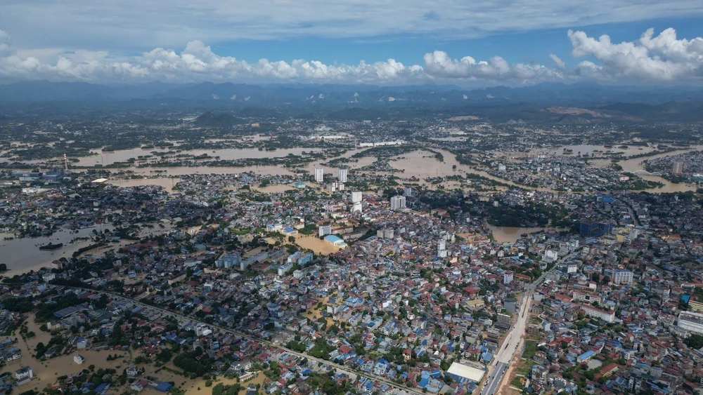 Thái Nguyên ngập sâu trong trận lụt lịch sử - Ảnh 15.
