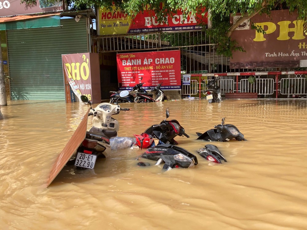 Trong biển nước Thái Nguyên, sáng lên tình người và sự sẻ chia - Ảnh 4.