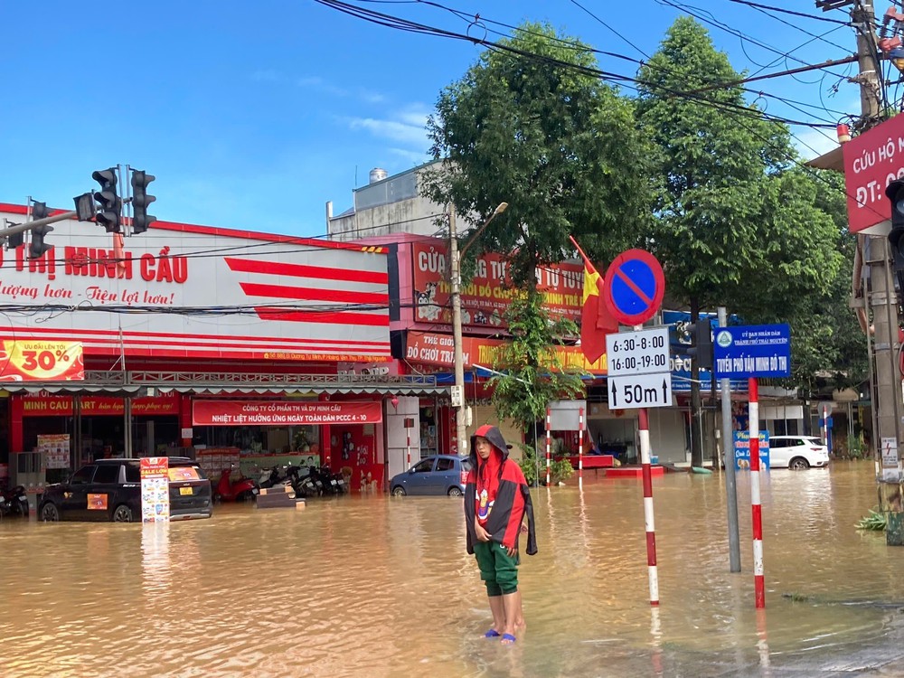 Trong biển nước Thái Nguyên, sáng lên tình người và sự sẻ chia - Ảnh 3.