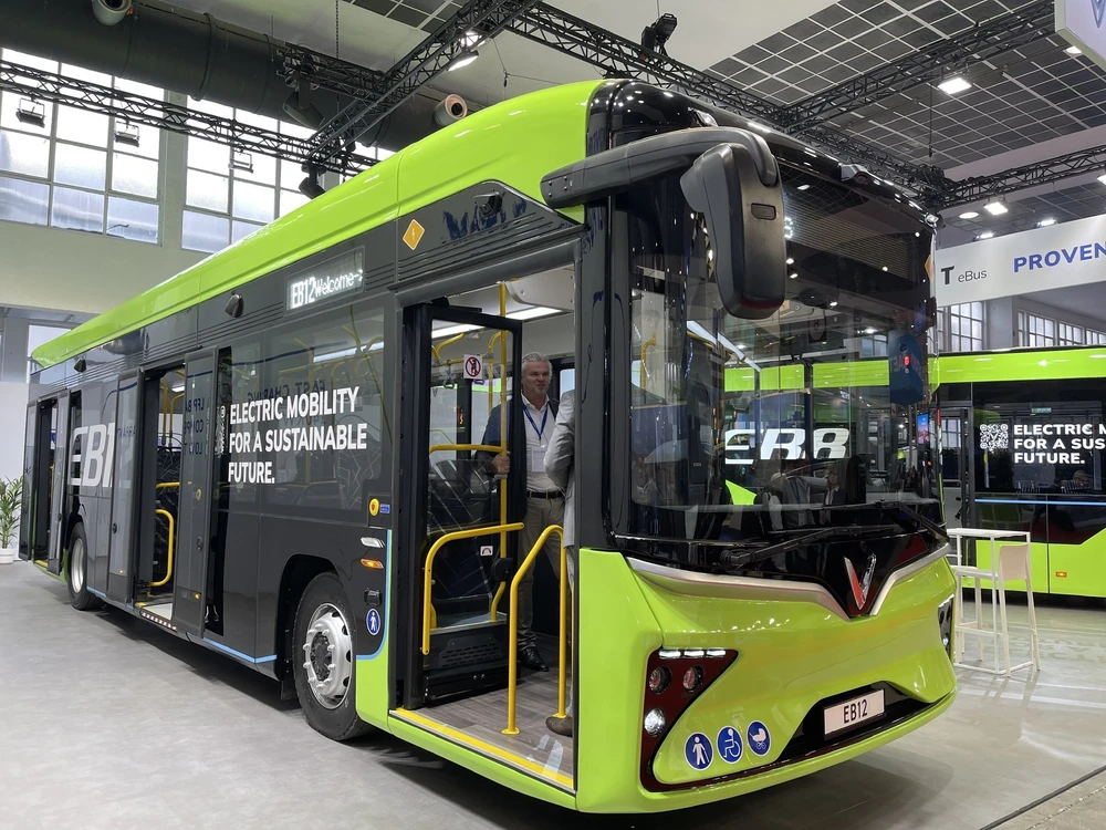 Xe buýt điện của Việt Nam thu hút sự chú ý tại triển lãm Busworld Europe 2025 - Ảnh 1.