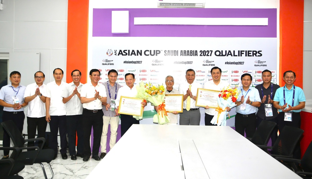 Lãnh đạo LĐBĐVN trao Kỷ niệm chương 'Vì sự nghiệp Bóng đá Việt Nam' cho các cá nhân có nhiều đóng góp với BĐVN - Ảnh 2.
