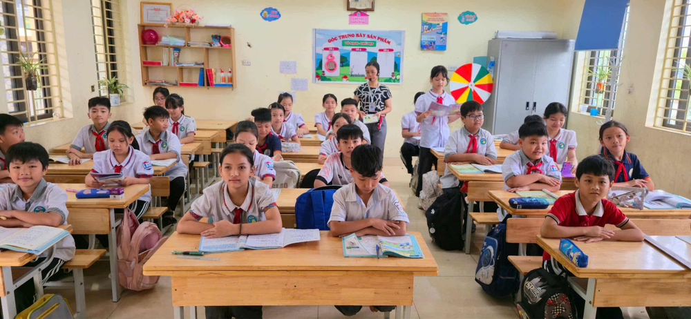 Hà Nội: Toàn bộ học sinh trở lại học trực tiếp, không còn trường bị ngập - Ảnh 1.