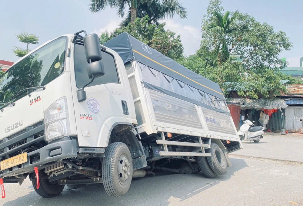 Hà Nội khẩn trương khắc phục sự cố hố sụt trên đường Trần Cung - Ảnh 1.